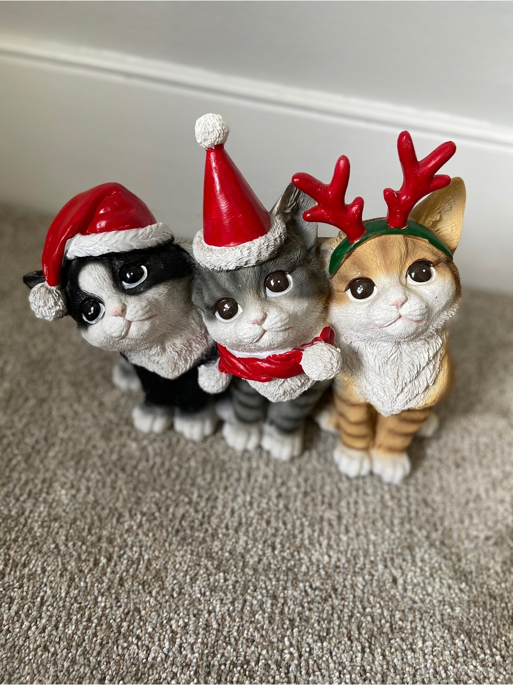 NWOT Christmas Holiday Cat Trio Resin Statue Decor TJ Maxx - Picture 14 of 15